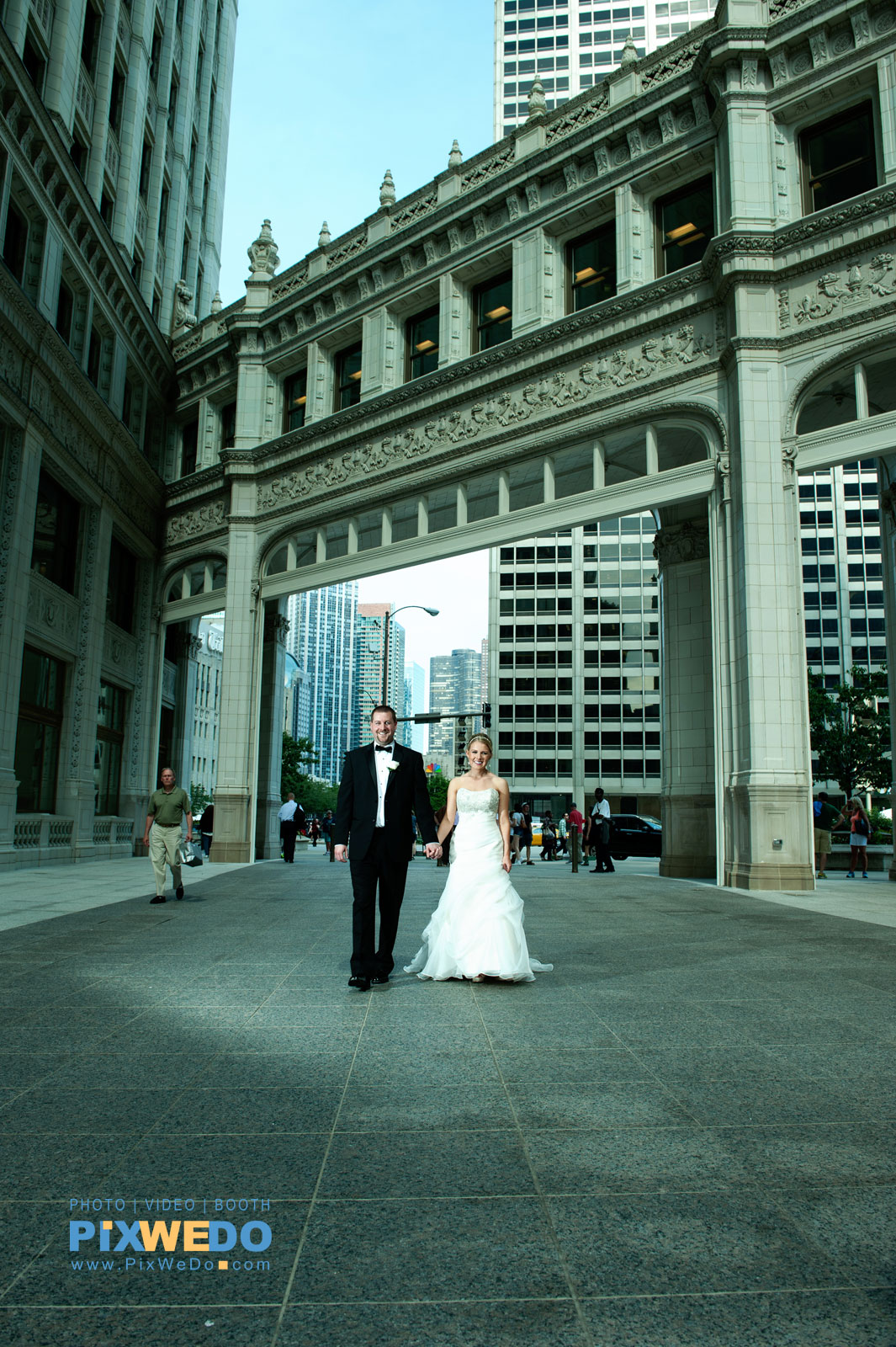 Bride and groom photosesion at Wrigley building Chicago